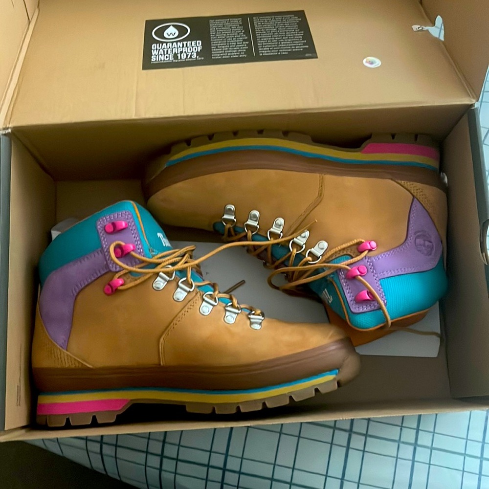 Can’t wear these anymore. They are in very good shape also they are water proof.